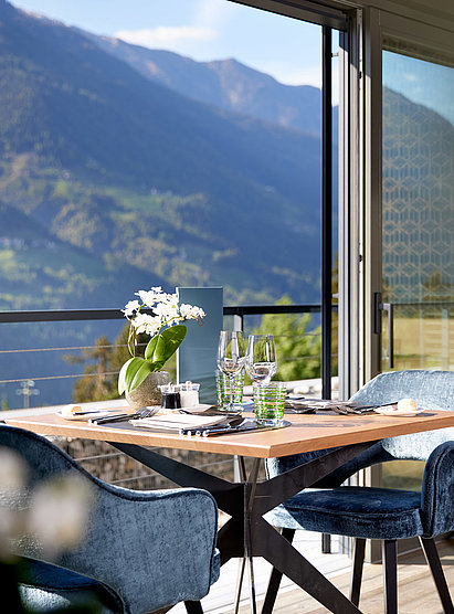 Blick auf den gedeckten Tisch im Restaurant mit Panoramablick