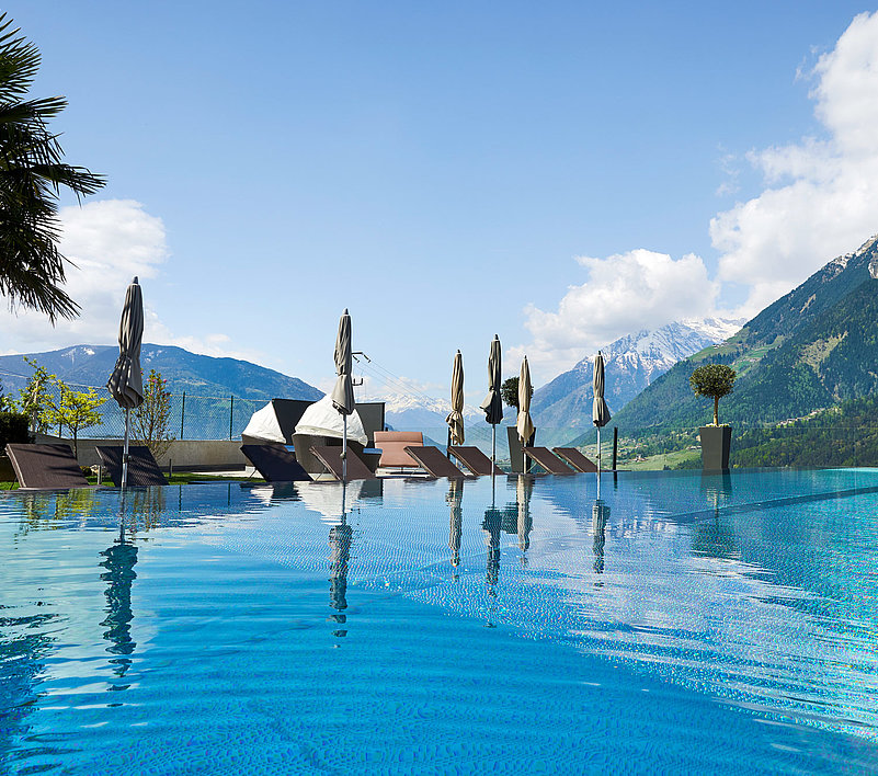 Infinity Pool mit Ausblick in die Bergwelt Der Infinity Pool mit Ausblick in die Bergwelt