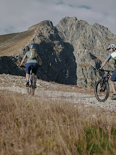 Zwei Mountainbiker am Berg in Südtirol