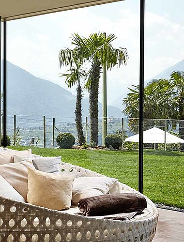 Gemütliche Wellnessliegen im SonnenSpa mit Panoramablick