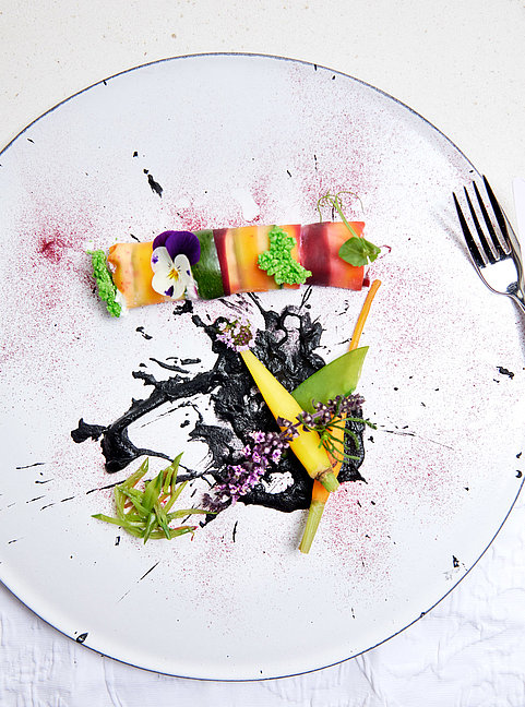 Bunter Vorspeisengenuss im Hotel Das Sonnenparadies Vegetarische Vorspeise auf einem weißen Teller angerichtet