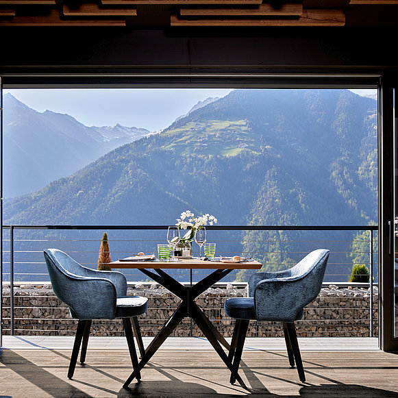 Restaurantbereich mit Bergpanorama Blick in den Restaurantbereich mit Panorama-Fenster