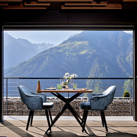 Restaurantbereich mit Bergpanorama Blick in den Restaurantbereich mit Panorama-Fenster