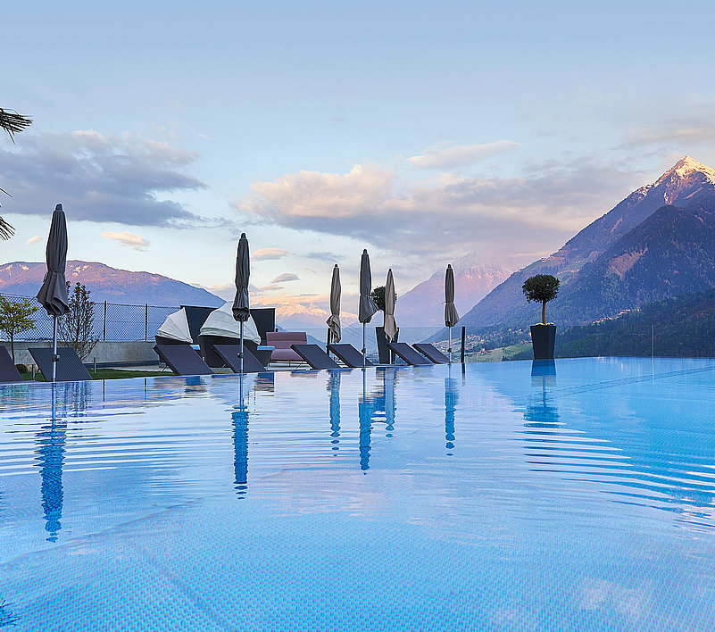 Infinity Outdoor Sportbecken mit Bergblick Das Infinity Outdoor Sportbecken mit Blick auf die Bergwelt