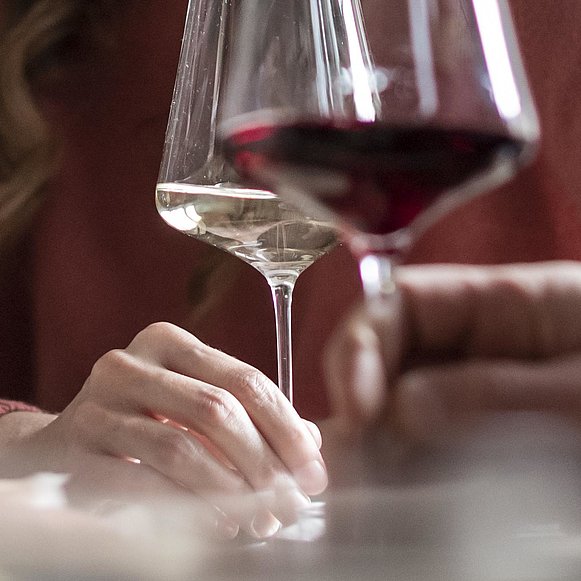 Wein und Genuss im Hotel Das Sonnenparadies Zwei Personen stoßen mit einem Glas Wein an