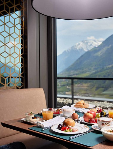 Ein gedeckter Frühstückstisch mit Panoramablick in die Natur