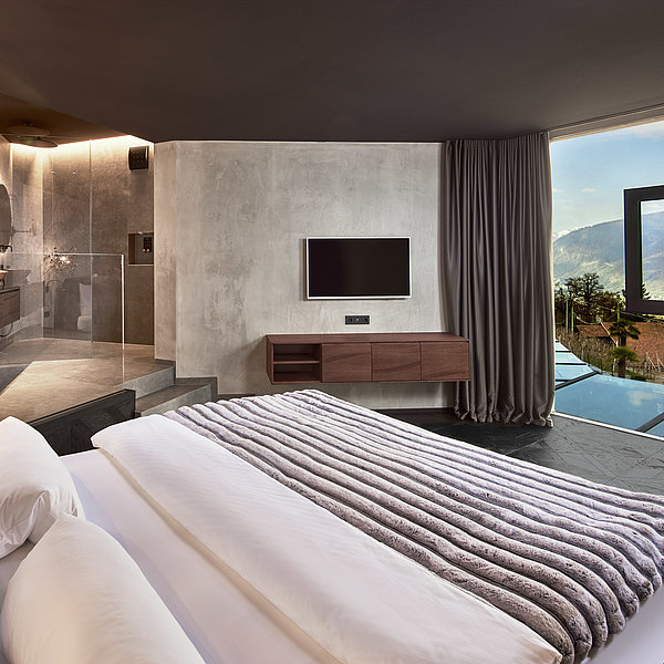 Blick von Bett hinaus in die Natur in der Sun Suite