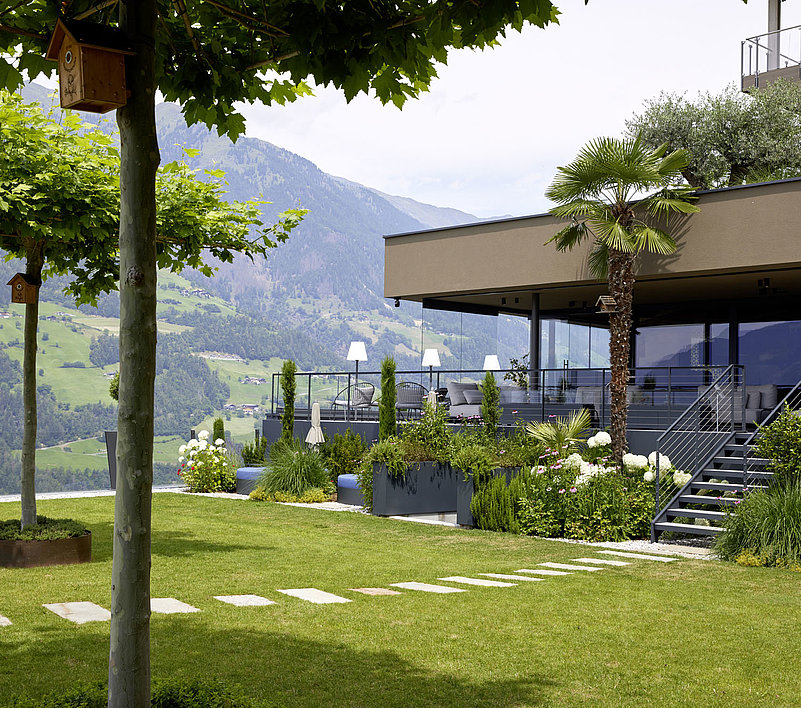 Blick auf der Garten und die Terrasse im Hotel Das Sonnenparadies
