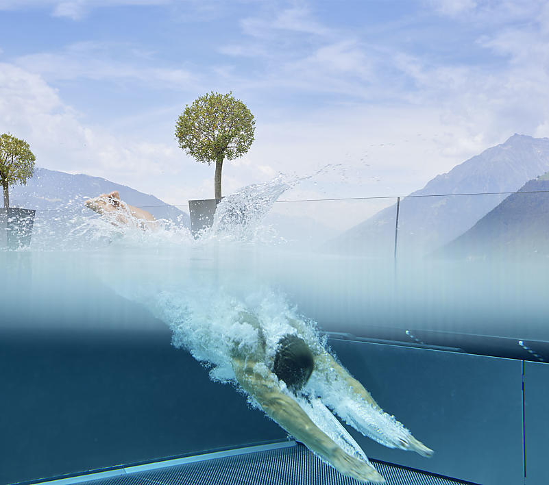 Wellness in Südtirol: Infinity-Pool im Hotel Das Sonnenparadies