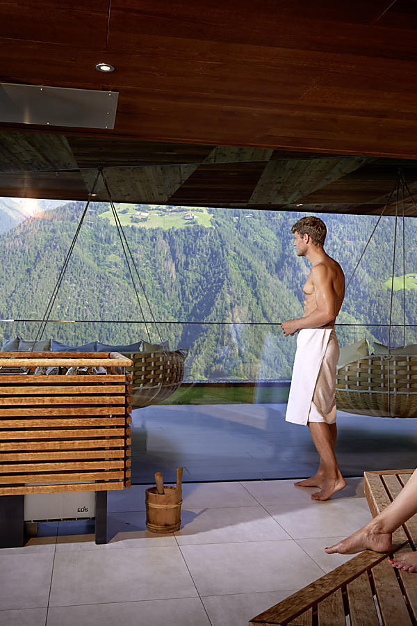 Zwei Personen sitzen in der Panorama-Sauna im Hotel Das Sonnenparadies