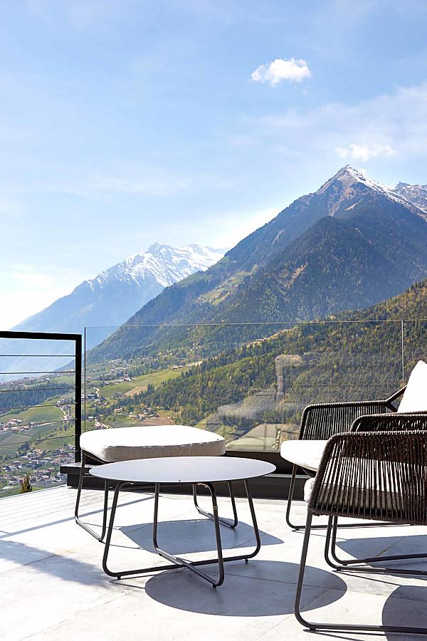 Gemütliche Gartenmöbel auf der Terrasse mit Panorama in die Berge
