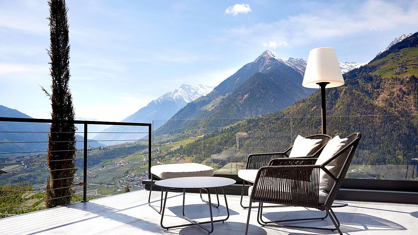 Gemütliche Gartenmöbel auf der Terrasse mit Panorama in die Berge