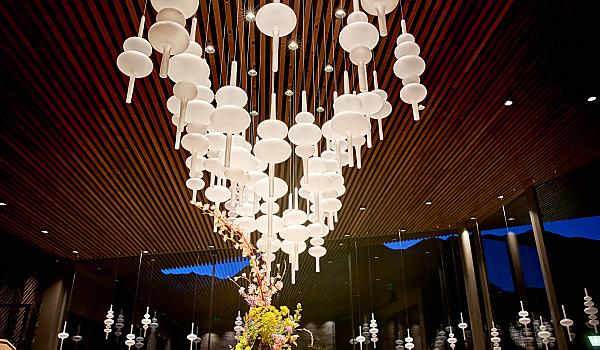 Designerlampe in der Lobby des Hotel Das Sonnenparadies