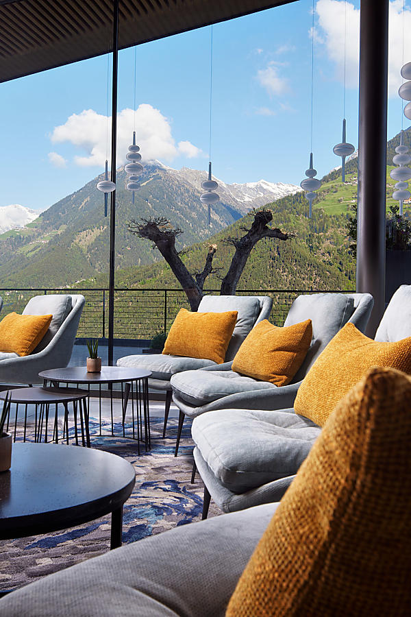 Gemütliche Sessel in der Lobby mit Ausblick in die Bergwelt