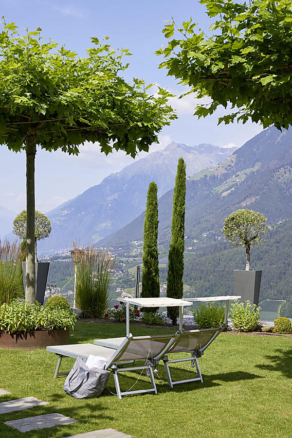 Blick auf die Liegewiese im Hotel Das Sonnenparadies