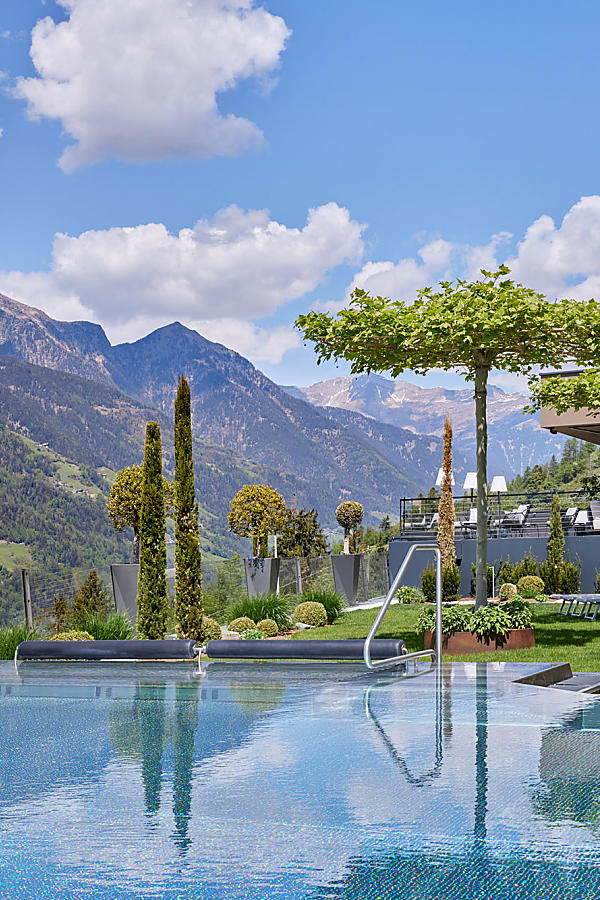 Blick auf den Outdoor-Pool und das Bergpanorama im Hintergrund