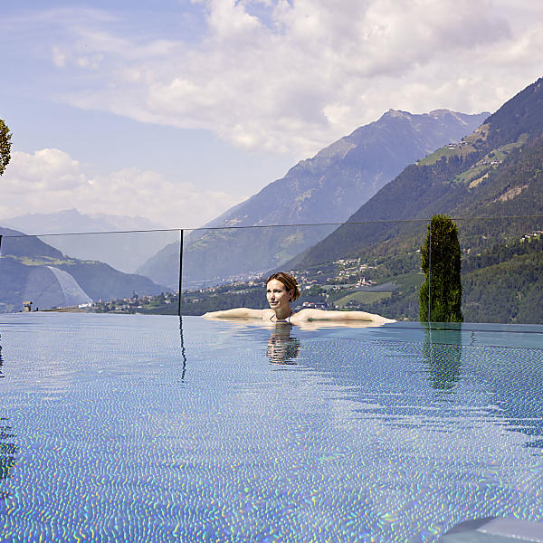 Pure Entspannung im Panorama-Pool im Hotel Das Sonnenparadies