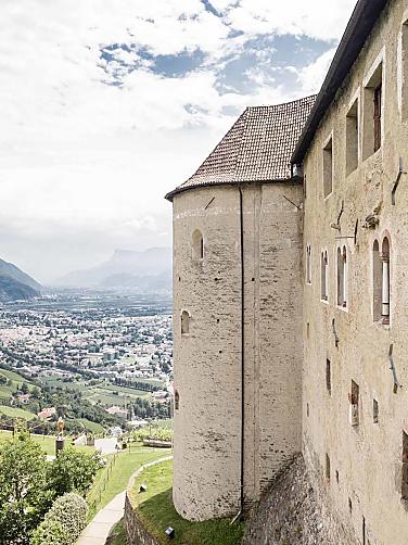 Das Schloss Tirol mit dem Blick auf die Stadt Meran im Hintergrund