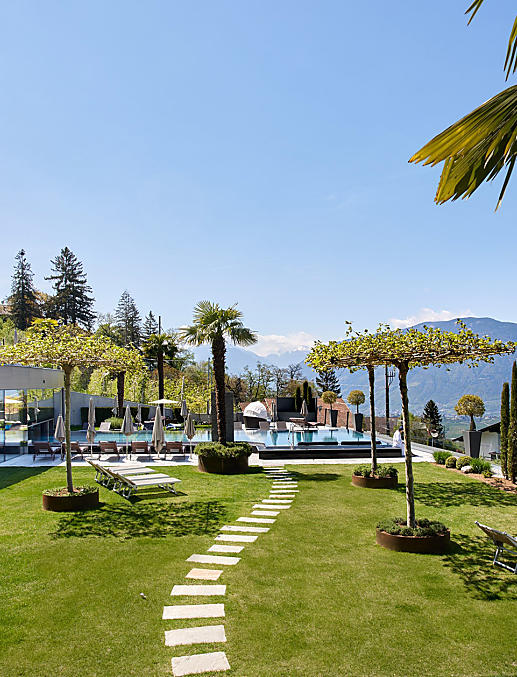 Die Liegewiese im Garten des SonnenSpa im Hotel Das Sonnenparadies