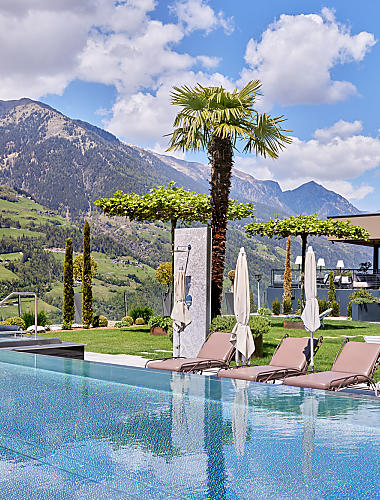 Pool und Liegewiese mit Blick auf die Bergwelt