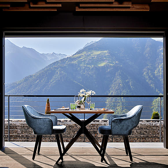 Restaurantbereich mit Bergpanorama Blick in den Restaurantbereich mit Panorama-Fenster