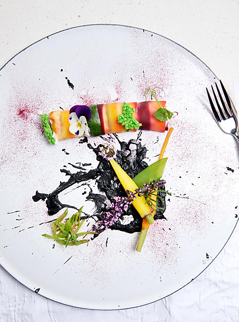 Bunter Vorspeisengenuss im Hotel Das Sonnenparadies Vegetarische Vorspeise auf einem weißen Teller angerichtet