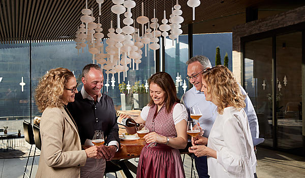 Gastgeber aus Leidenschaft im Hotel Das Sonnenparadies Die Gastgeberin schenkt den Gästen ein Glas Bier ein