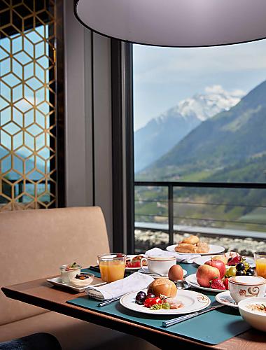 Ein gedeckter Frühstückstisch mit Panoramablick in die Natur