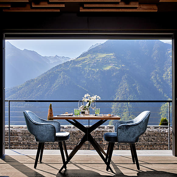 Blick in den Restaurantbereich mit Panorama-Fenster