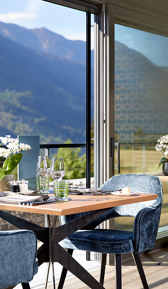 Blick auf den gedeckten Tisch im Restaurant mit Panoramablick