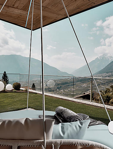 Ausblick in die Bergwelt von Außenbereich des SonnenSpa aus