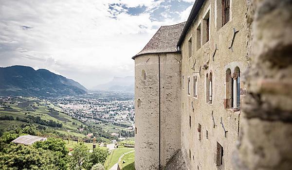 Das Schloss Tirol mit dem Blick auf die Stadt Meran im Hintergrund